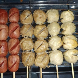 รวมสามอย่าง 6 ไม้ เอ็นหมู 2 ไส้กรอกแดง 2 เนื้อ 2 ฟรีชุดผักตามฤดู