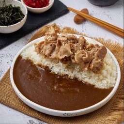 ข้าวหน้าแกงกะหรี่หมูหมักพริกไทยดำ