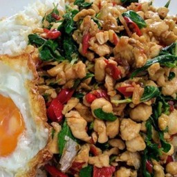 ข้าวหน้ากระเพราไก่สับ+ไข่ดาว