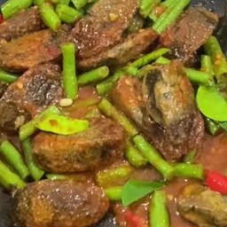 ข้าวหน้าไข่เยี่ยวม้าทอดผัดพริกแกงใส่ถั่วฝักยาว