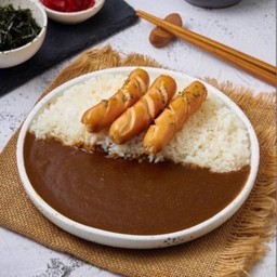 ข้าวหน้าแกงกะหรี่ไส้กรอกไก่