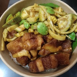 หมูกรอบผัดพริกแกงสะตอ