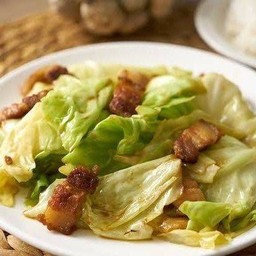 กะหล่ำผัดหมูสามชั้น ราดข้าว