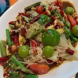 ตำขนมจีนเส้นสด ผักลวก