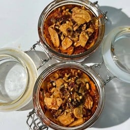 พริกน้ำมันทรงเครื่องขนาด100ml โหลแก้ว