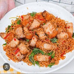 มาม่าผัดกะเพราหมูกรอบ