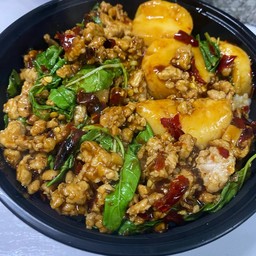 ข้าวกะเพราเต้าหู้หมูสับพริกแห้ง