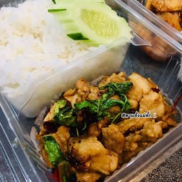 กะเพรา หมูสามชั้นสไลด์ (พริกแห้ง)