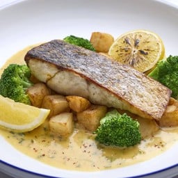 สเต๊กปลากระพงขาวซอสสไปซี่ฮอลแลนเดส