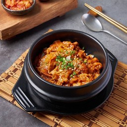 เบนโตะข้าวหน้าหมูผัดกิมจิ ฟรี! เครื่องเคียงและซุปมิโสะ