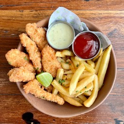 ไก่ชุบเกล็ดขนมปังทอดและเฟรนฟราย