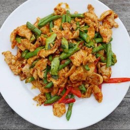 ข้าวพริกแกงไก่ มะเขือ ถั่วฝักยาว หน่อไม้  (หมายเหตุ โปรดระบุผักที่ต้องการด้วย)