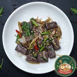 ผัดขึ้นฉ่ายเลือด