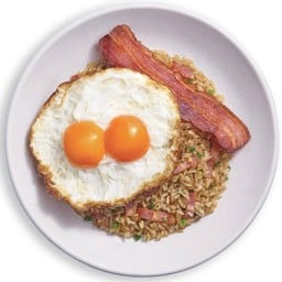ข้าวผัดกระเทียมเบคอนไข่ดาวคู่