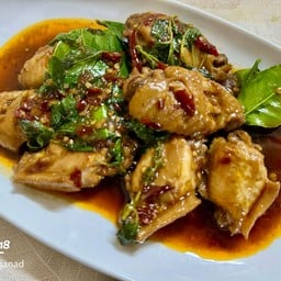 ข้าวกะเพราปีกกลางไก่