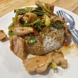 ผัดหมูพริกหยวกราดข้าว