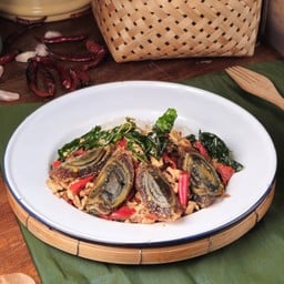 ข้าวกะเพราไก่สับ ไข่เยี้ยวม้ากะเพรากรอบ