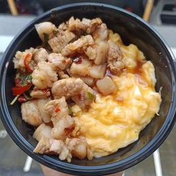 ข้าวไข่ข้น กระเพราสามชั้น