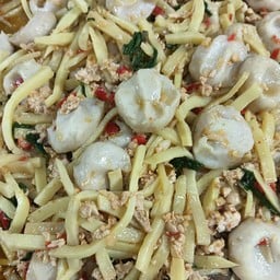 ผัดหน่อไม้เส้นเหลืองลูกชิ้นปลาอินทรีย์