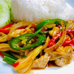 ผัดพริกหยวกหมูชิ้นราดข้าว