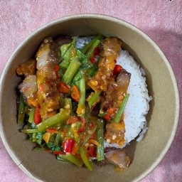 ข้าว หมูกรอบผัดไข่เค็ม