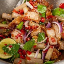 ยำหมูสามชั้นทอด