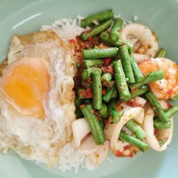 ข้าวพริกแกงทะเล มะเขือ ถั่วฝักยาว หน่อไม้ (หมายเหตุ โปรดระบุผักที่ต้องการด้วย)