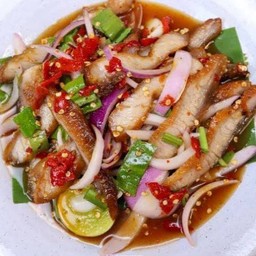 ยำคอหมูทอด