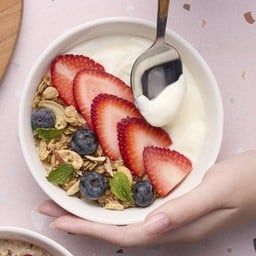 มูสลี่โยเกิร์ตผลไม้รวมใส่กราโนล่า