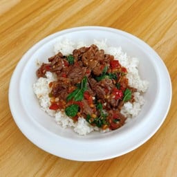 ข้าวกระเพราเนื้อโคขุนสไลด์