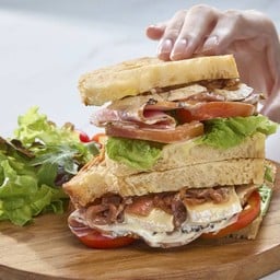 แซนด์วิชแฮมพริกไทยดำ และบรีชีส