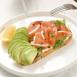 โอเพนโทสต์พร้อมอะโวคาโดสไลด์, ไข่ดาวน้ำ และแซลมอนรมควัน