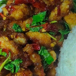 กะเพราไก่ทอด กับข้าว