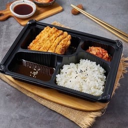 เบนโตะข้าวหมูทอดซอสทงคัตสึ ฟรี! เครืื่องเคียงและซุปมิโสะ