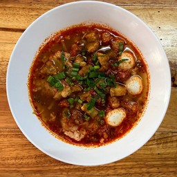 ก๋วยเตี๋ยวต้มยำพริกเผากากหมู