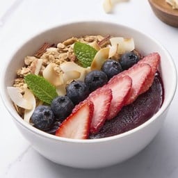 อาซาอี เสิร์ฟพร้อมผลไม้สดและกราโนล่า