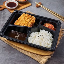 เบนโตะข้าวหมูทอดซอสทงคัตสึ ฟรี! เครืื่องเคียงและซุปมิโสะ