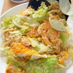 กะหล่ำผัดไข่ ราดข้าว