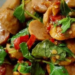 กะเพราลูกชิ้นราดข้าว