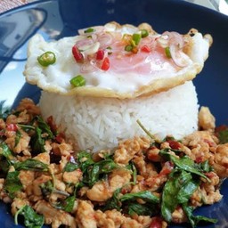 กะเพราหมูสับ +ไข่ดาว ราดข้าว
