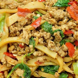 ข้าวผัดกะเพราหน่อไม้ดอง