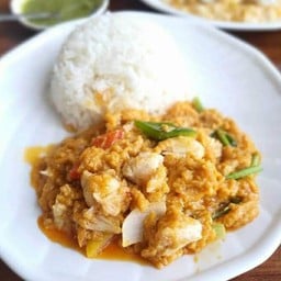 หมูชิ้นผัดผงกะหรี่ ราดข้าว