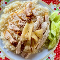 ข้าวมันไก่ต้มผสมหมูกรอบ