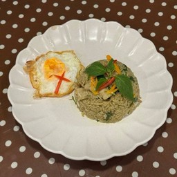 ข้าวผัดพริกแกงเขียวหวาน (พร้อมไข่ดาว)