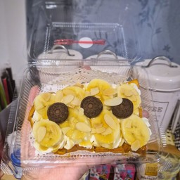 ขนมปังปิ้ง เนย + วิปครีม + กล้วยหอม + มินิคุีกกี้