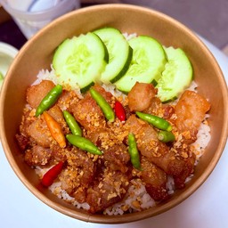 ข้าวหมูสามชั้นทอดกระเทียมพริกขี้หนู