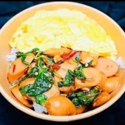 ข้าวไข่ข้นหน้ากระเพราไส้กรอกไก่เด้ง