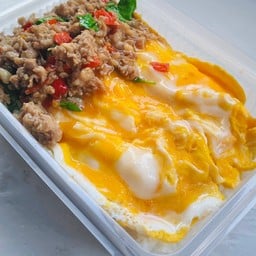 [อร่อยซ่ากับโค้ก] ข้าวไข่ข้นหน้ากระเพราหมูสับ +  โค้ก ออริจินัล (ขวด) 