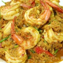 กุ้งผัดผงกะหรี่ราดข้าว