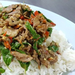 กะเพราเนื้อชิ้น ราดข้าว